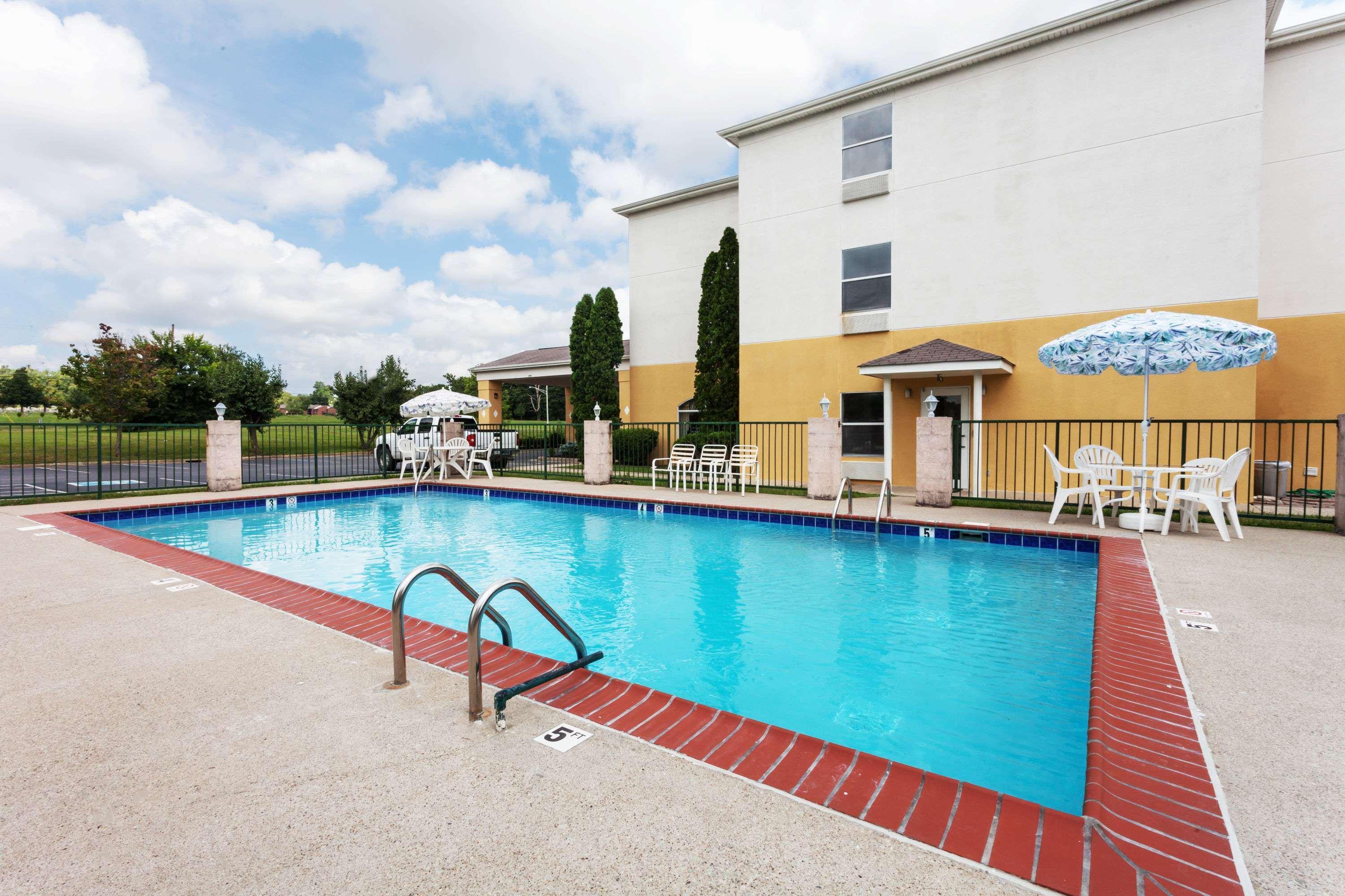 Super 8 By Wyndham La Grange Ky Hotel Exterior foto